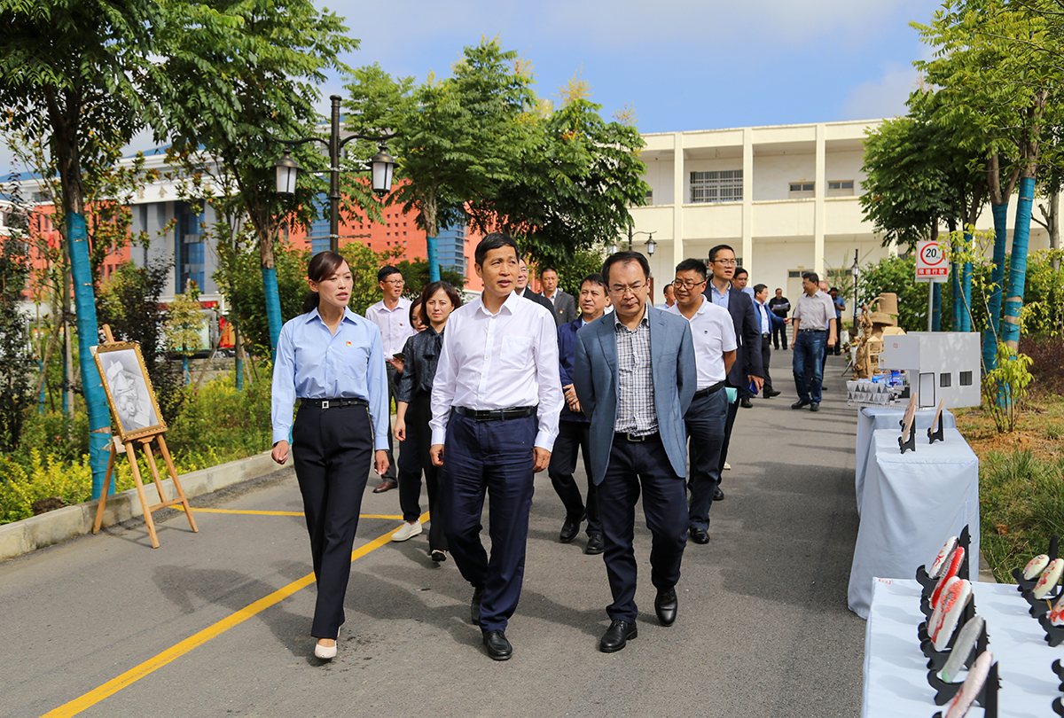 教育部黨組成員、副部長鐘登華在省市縣有關領導陪同下到我校調(diào)研