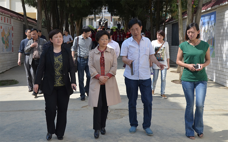 原畢節(jié)市副市長冉霞(左二)、縣政協(xié)主席 安玲（左一）一行來我校調(diào)研