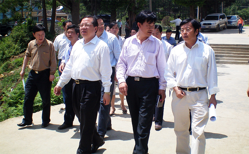 原省委常委、副省長秦如培（前排左一)、省政協(xié)副主席孔令中(前排右一)在縣領(lǐng)導(dǎo)的陪同下,來我校視察工作