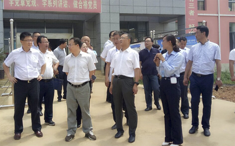 貴 州 省 人 大 常 委 會(huì) 副 主 任 、 秘 書 長 陳鳴明（前排中），赫章縣委副書記、縣長胡海 （前排左二），副縣長唐瑜等領(lǐng)導(dǎo)到我校調(diào)研。